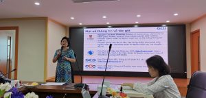 Bà Nguyễn Thị Nam Phương thuyết trình về tham luận Quản trị nhân lực trong Hội thảo Quốc gia