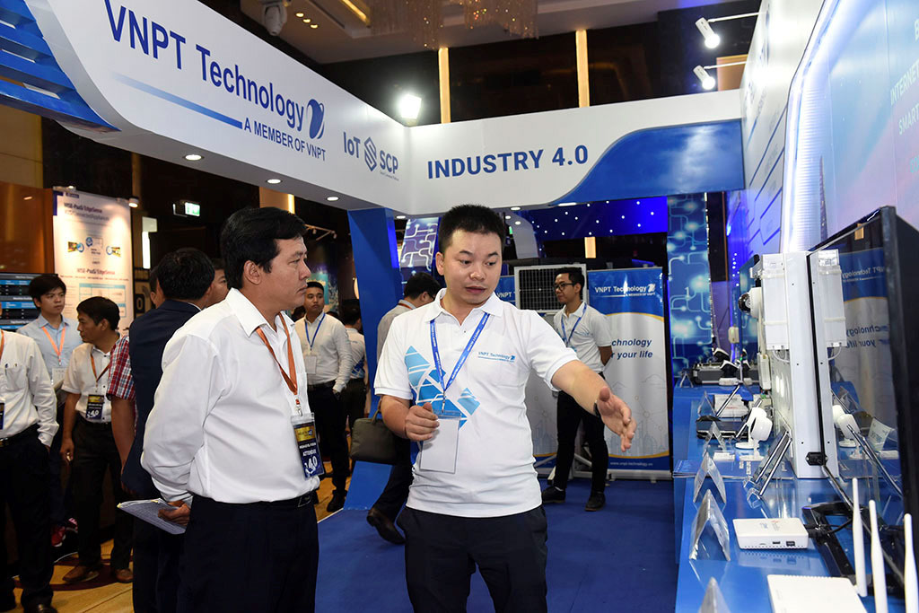 Nhân viên của VNPT giới thiệu các sản phẩm tại Triển lãm quốc tế về Công nghiệp 4.0
