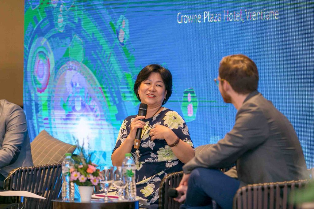 Bà Nguyễn Nam Phương thảo luận cùng các chuyên gia tại Diễn đàn nguồn nhân lực 2019 "Open and Ready for HR Technology"