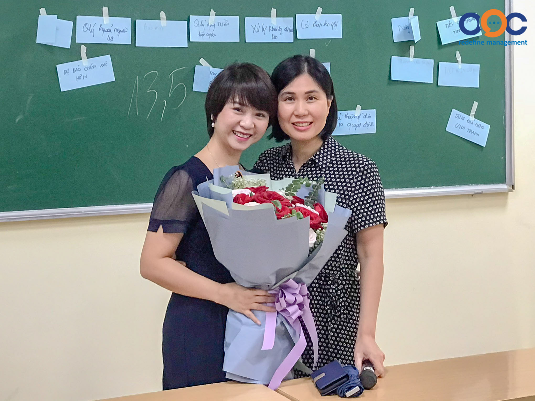 Bà Vũ Thị Thanh Hằng chụp ảnh lưu niệm cùng cô Vũ Hoàng Ngân - Trưởng khoa Kinh tế Quản lý Nguồn nhân lực