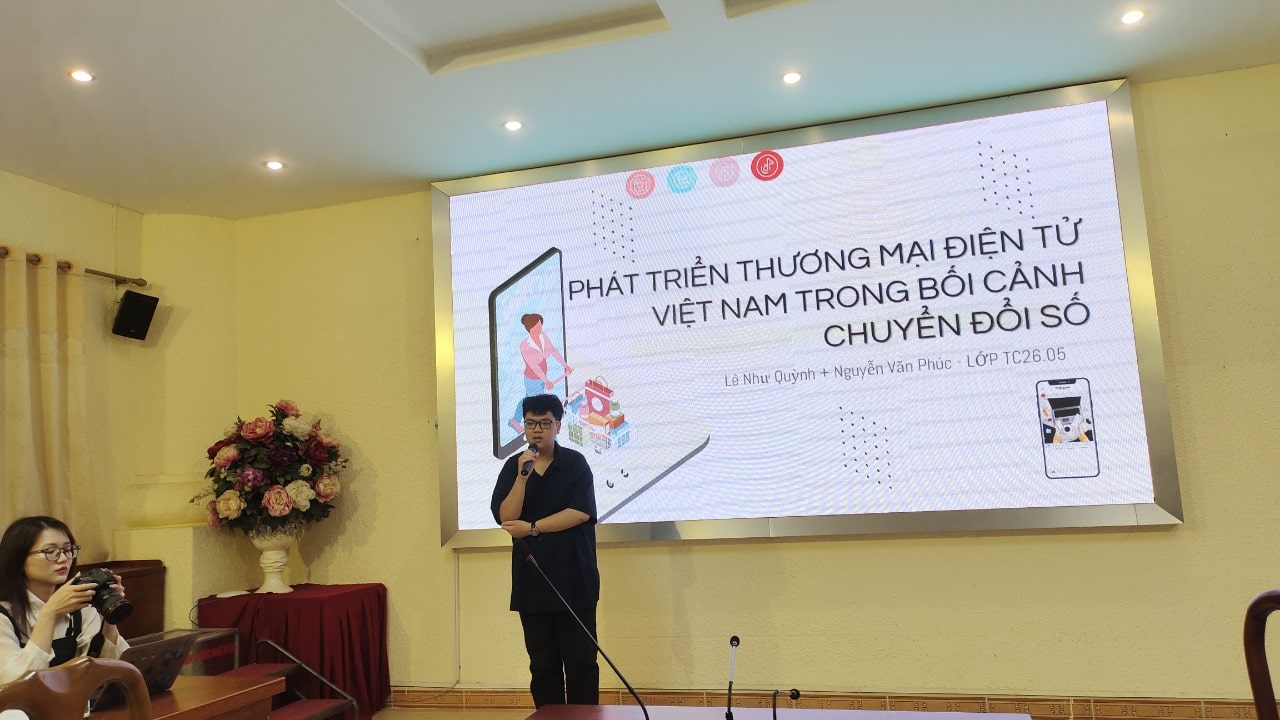 Phát triển thương mại điện tử Việt Nam trong bối cảnh chuyển đổi số do sinh viên trình bày