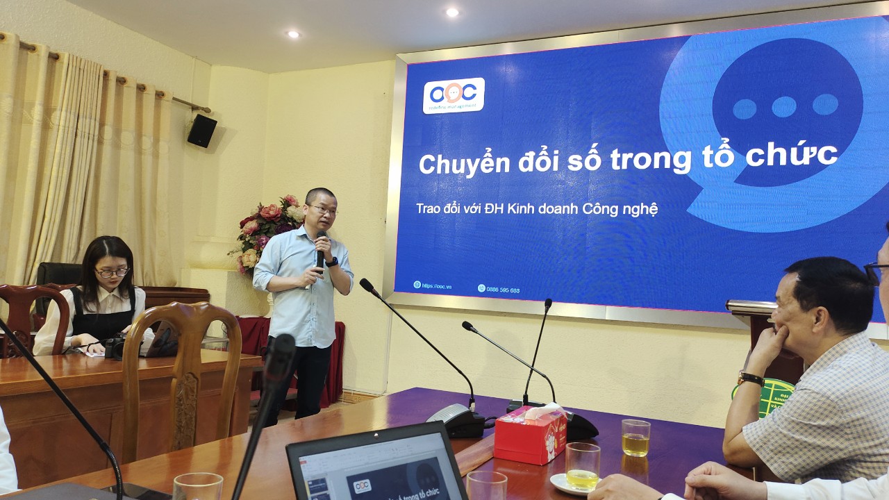 Ông Tăng Khánh, đại diện OOC trình bày tại Tọa đàm Chuyển đổi số