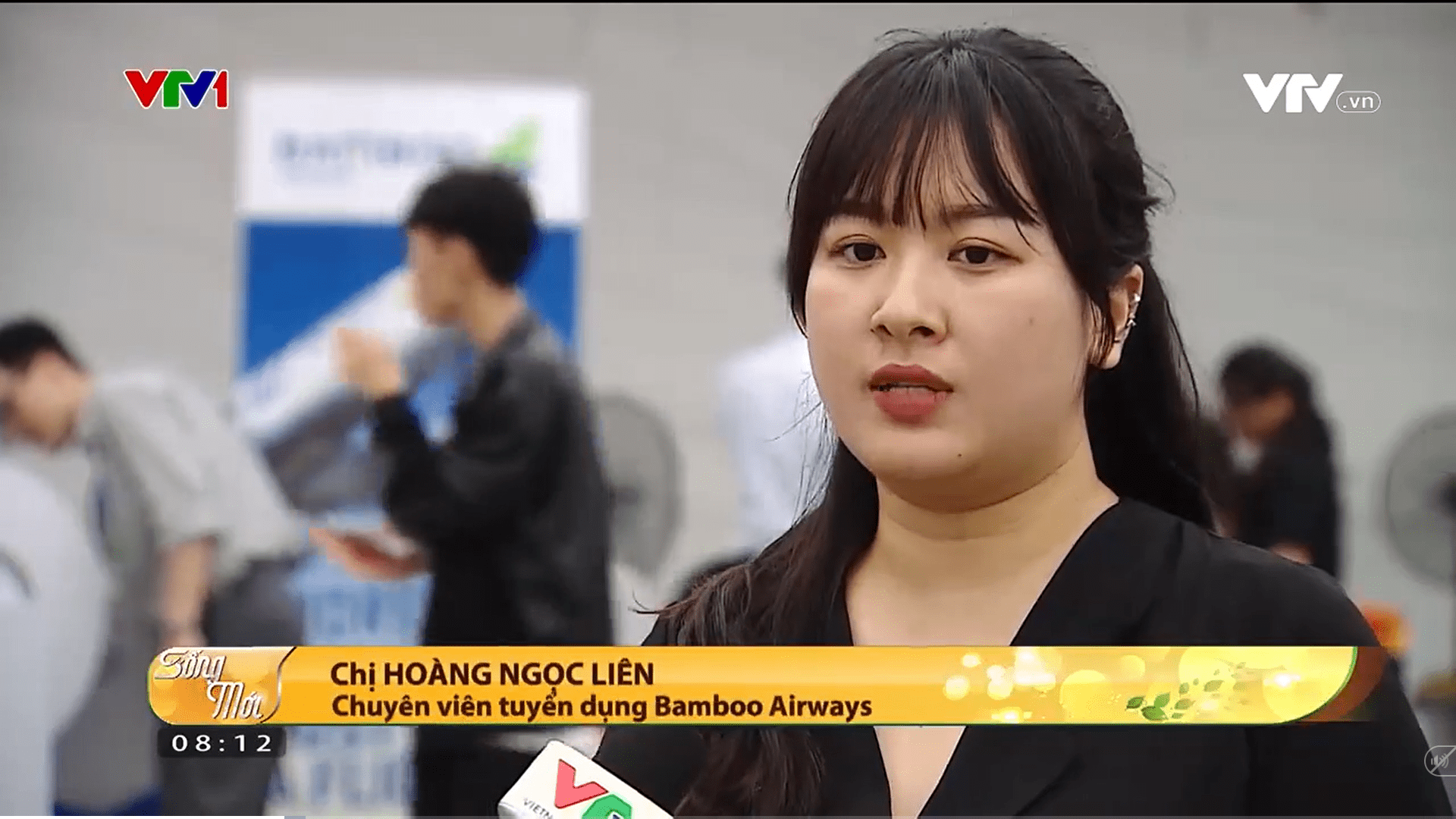 chị Hoàng Ngọc Liên – chuyên viên tuyển dụng Bamboo Airways tại ngày hội việc làm VNU - IS Job Fair chia sẻ