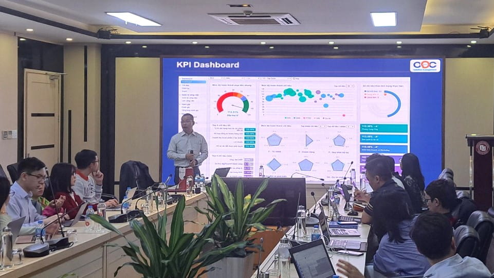 TS. Tăng Văn Khánh chia sẻ kinh nghiệm: “Xây dựng hệ thống KPI và tổ chức thu thập dữ liệu trong doanh nghiệp” cho lớp EMBA 
